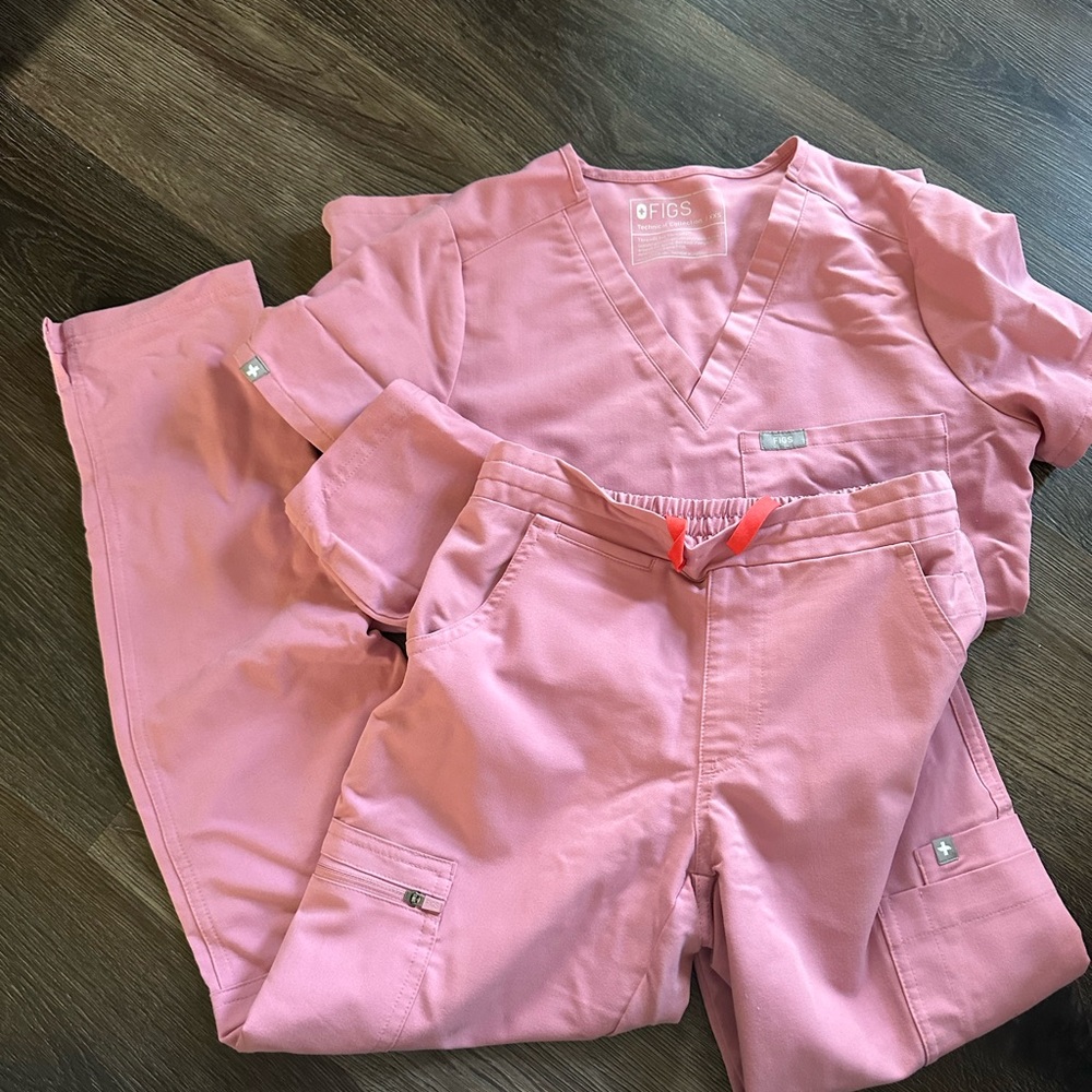 Figs Pink Women's Scrub Set